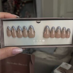 Viral Shedares Icy Waves Press-On Nails size Large